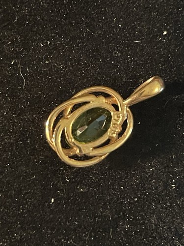 Exquisite 10k Yellow Gold Green Peridot Pendant. Stamped 10k - Picture 7 of 8