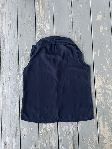 Renee C. V-Neck Blouse Womens Med Navy Sleeveless Top Lightweight - Picture 5 of 5