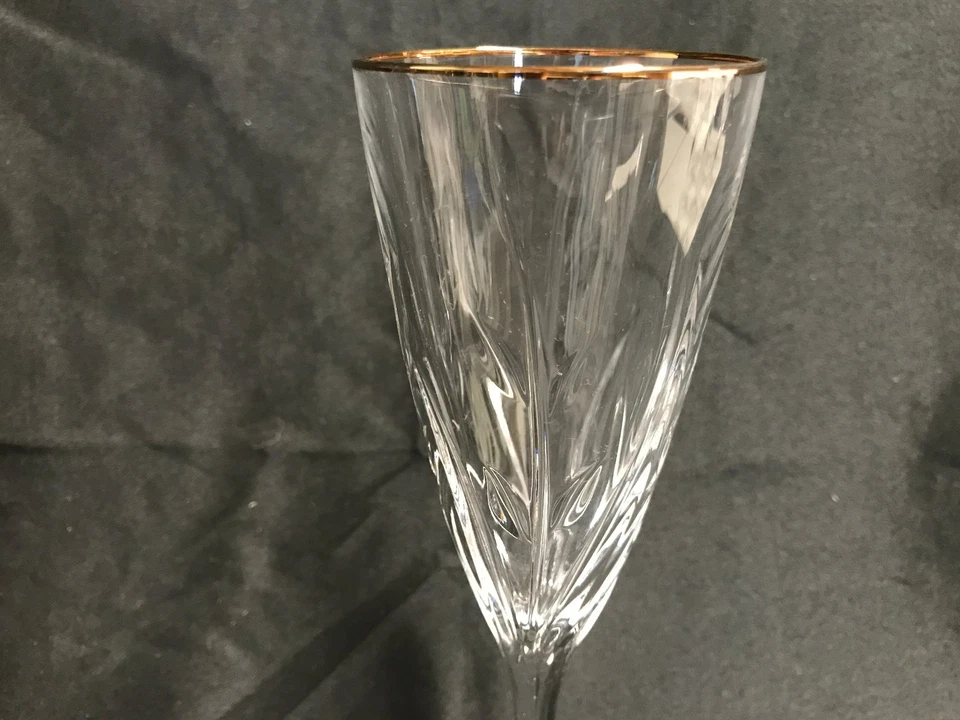 Juego de 4 ~ Copas de Vino Borde Dorado ~ Hoja / Vid ~ 8 5/8" Alto x 2 1/2" Ala Foto 2 de 4