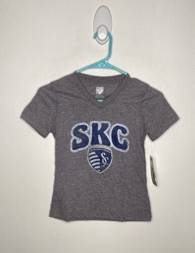 MLS Sporting Kansas City Soccer V-Neck Top Girls Size Small 7/8 Short Sleeve - Afbeelding 1 van 4