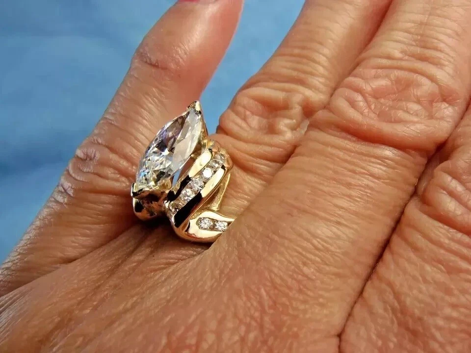 Alianza para mujer de diamantes de corte marquesa de 2 quilates con acabado de oro amarillo de 14 quilates Foto 2 de 4