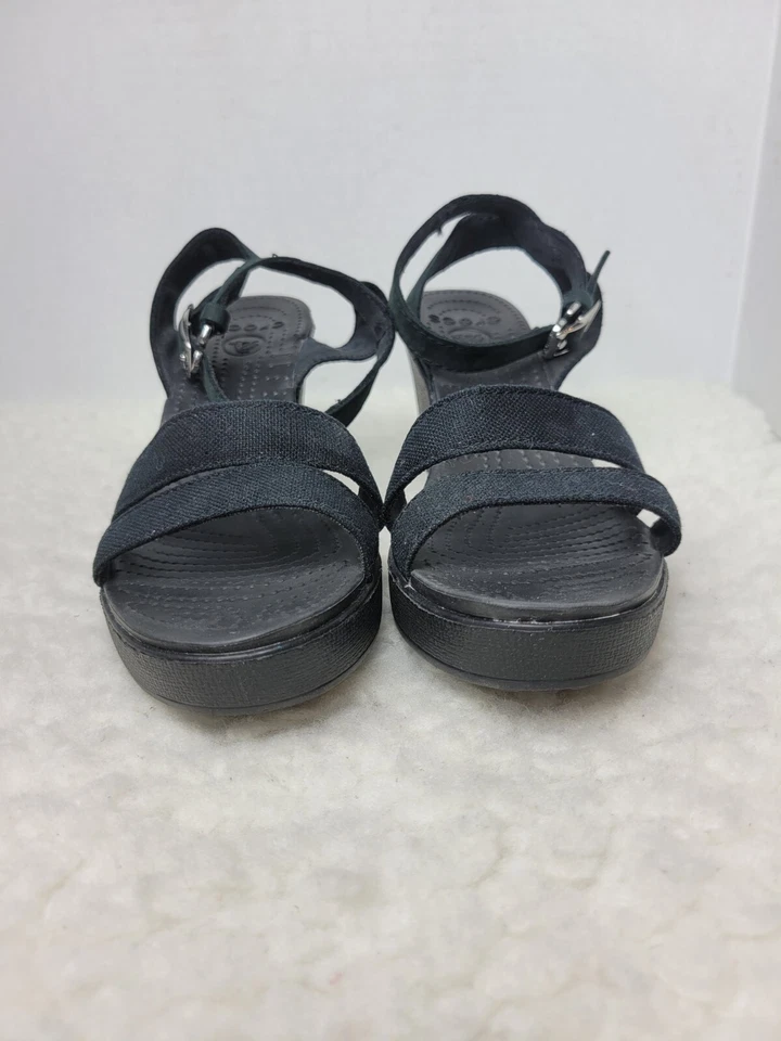 Sandalia de cuña Crocs Leigh II para mujer con correa al tobillo negra  Foto 2 de 4