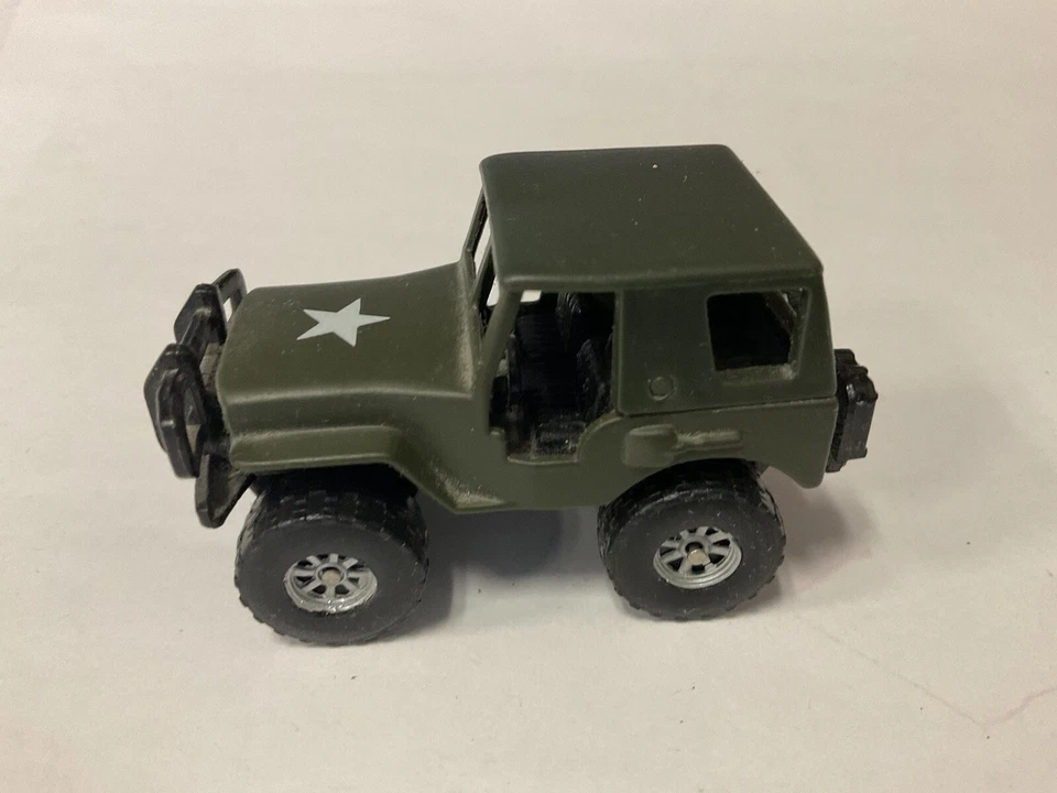 MAISTO Vintage Military Die Cast 1/64, US M3 &  T-7521-6 Tanks, M923 A1 Truck - Image 3 of 4