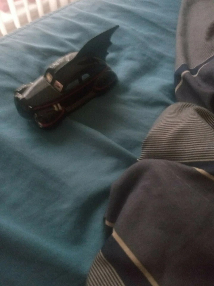 figura de acción batimóvil hecha de metal Foto 4 de 4