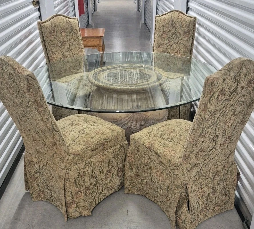 Mesa de comedor redonda con tapa de vidrio y 4 sillas tapizadas - Base de columna redonda ornamentada Foto 2 de 4