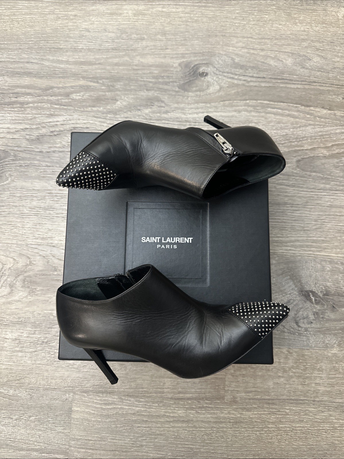 Stivaletti Saint Laurent in pelle nera con tacco e punta a cappuccio borchiata tg 37 5