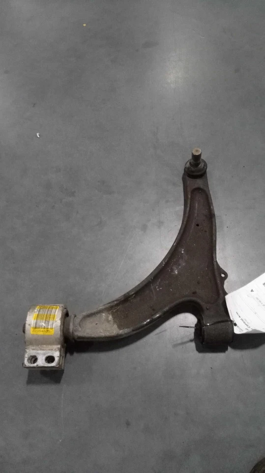 Brazo de control inferior inferior delantero izquierdo usado se adapta a: Chevrolet Malibu 2015 delantero Foto 2 de 4