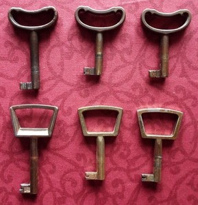 6 alte Möbelschlüssel - Schrankschlüssel - Optik Bronze und Messing