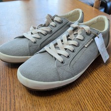 Taos Star Neutral Canvas Low Top Lace Up Sneakers Women's 9 New