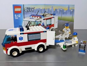 LEGO 7890 Ambulance + 7902 Doctor's Car Minifigs City