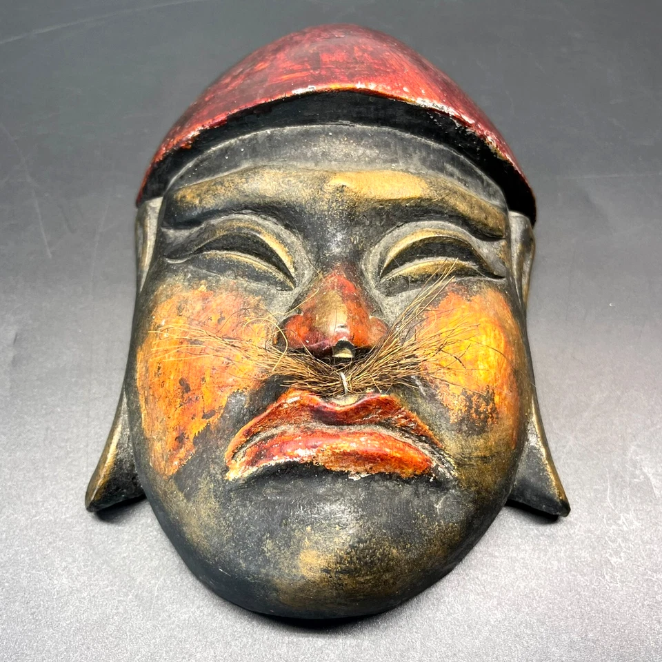 Máscara asiática antigua vintage tallada a mano de madera pintada hombre chino sombrero rojo bigote Foto 2 de 4