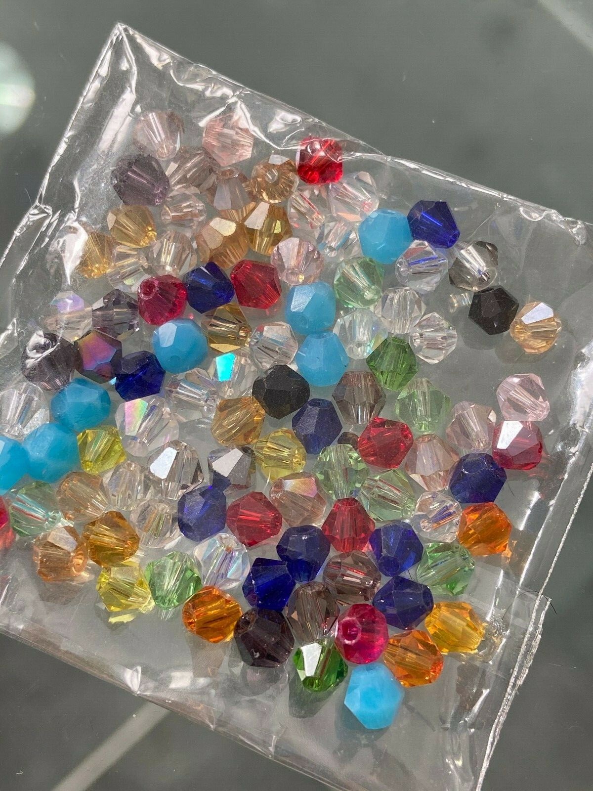 SUPERFINDINGS 90 Stück Glasanhänger Set - 15 Farben Facettiert Mit Biegeringen