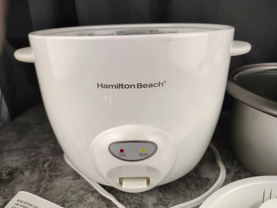 Arrocera y vaporera de alimentos Hamilton Beach 20 tazas cocidas (10 sin cocinar), blanca Foto 3 de 4