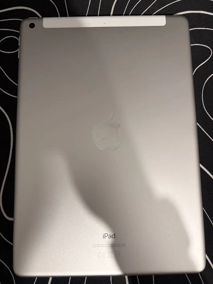 Apple iPad (8th generation) · 32GB · Cellular, Foto 1 von 4