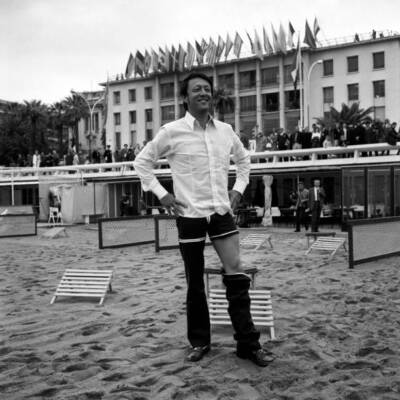 British actor Albert Finney in a shirt and shorts on a beach durin- Old Photo 1