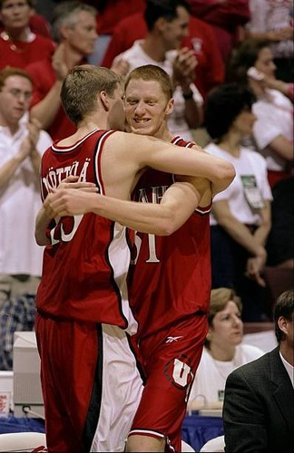 Forwards Britton Johnsen and Hanno Mottola Utah Utes in action aga- Old Photo - 第 1/1 張圖片