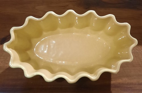 Vintage Red Wing Pottery Sage Green Scalloped Planter With Yellow Interior MCM - Picture 5 of 7