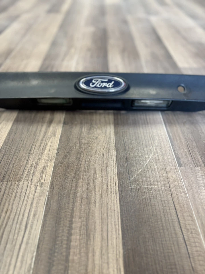 ⭐️99 00 01 02 03 04 05 06 07 FORD FOCUS TAPA MALETERO TRASERO EMBLEMA INSIGNIA USADO OEM Foto 3 de 4