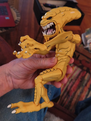 Unknown Brand Action Figure Yellow Alien Creature Collectible