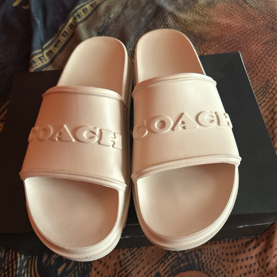 Sandalias Coach beige y marrón Foto 2 de 3