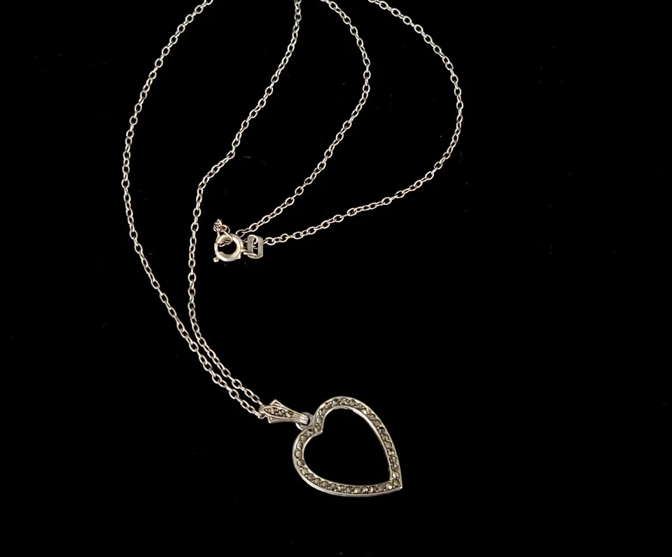 Vintage Medio Secolo Argento Sterling Cuore Marcasite B&k Collana con Ciondolo - Immagine 2 di 4