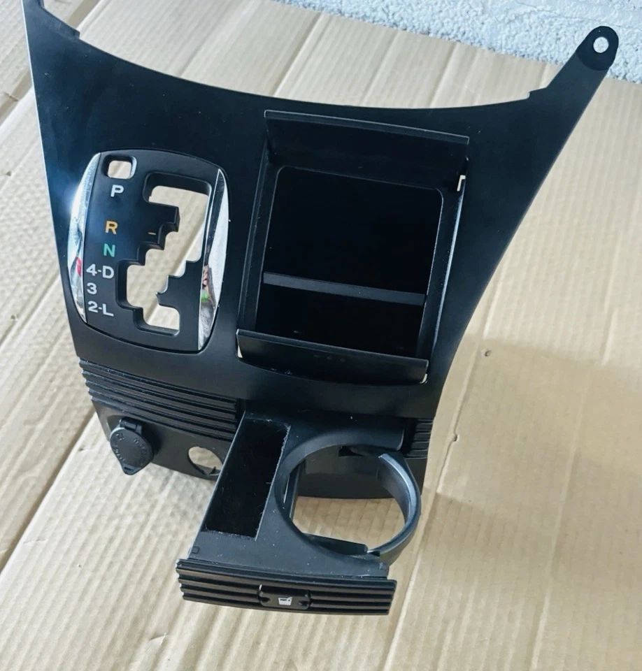 БЕЗЕЛЬ ПЕРЕКЛЮЧАТЕЛЯ ПЕРЕДАЧ ЧЕРНАЯ С ПОДСТАКАННИКОМ 2004 TOYOTA SIENNA W-13-12P - Изображение 3 из 4