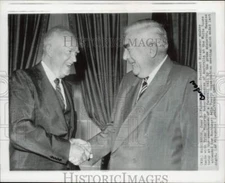 1960 Press Photo President Eisenhower and Robert Menzies shake at White House.