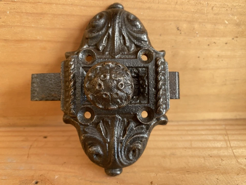 Ancienne targette, clenche en fonte décorée. - Photo 3/4