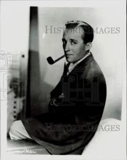 1942 Press Photo Singer Bing Crosby Poses with Pipe - kfx38583