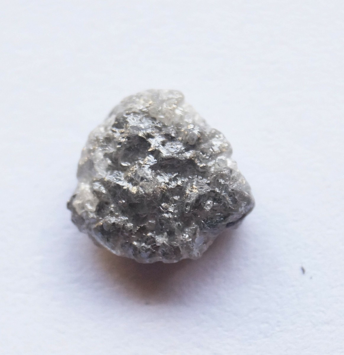 Diamant Brut Naturel 1,80 Carat – Grisâtre – Origine Inde/Afrique – Pièce Unique