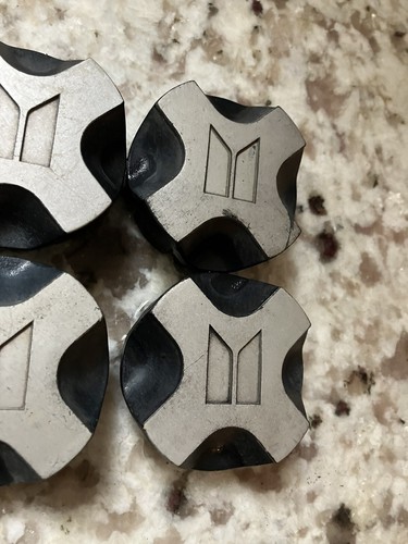 (4) Isuzu 94252-885 wheel center caps 07072402 - Picture 3 of 5