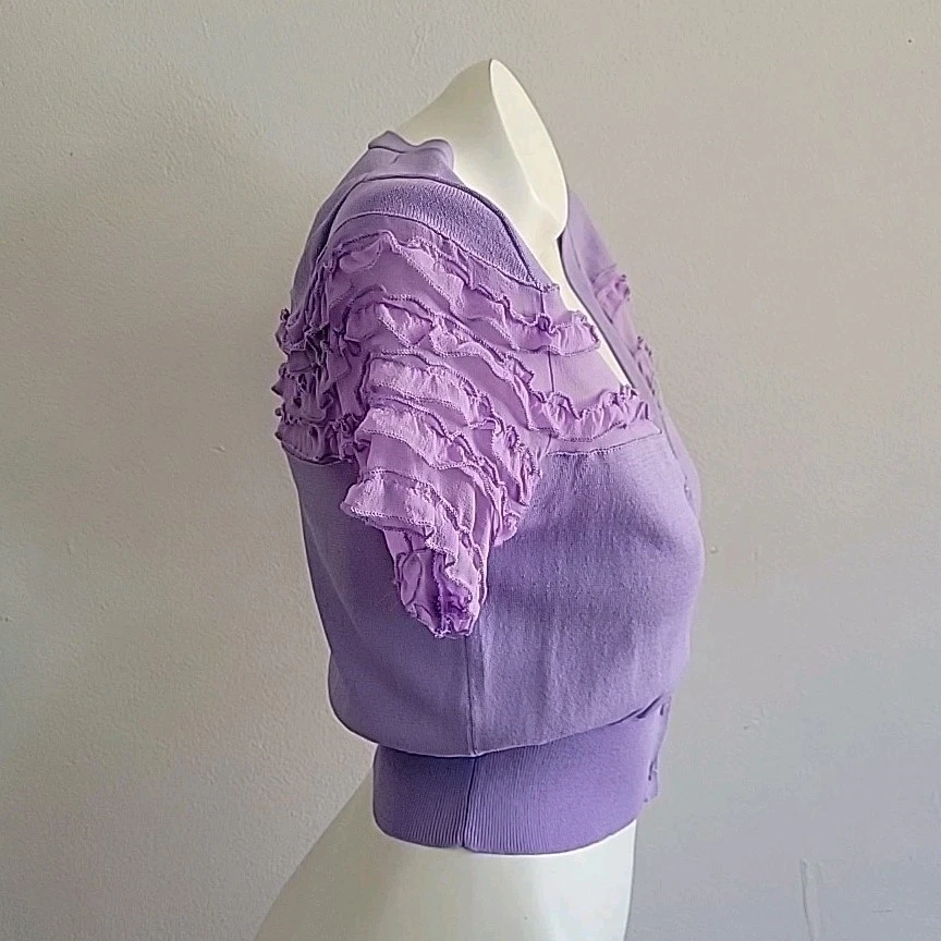 Cárdigan corto Peppe Peluso pequeño lavanda con botones cuello en V gasa manga con volantes Foto 2 de 4