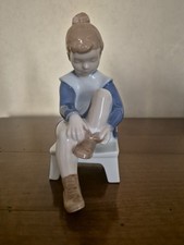 Statuina Porcellana Royal Copenaghen B&G Marianne che si allaccia le scarpe 