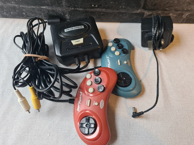 Sega Mega Drive Radica Mini Console 2 Controllers Street Fighter 2