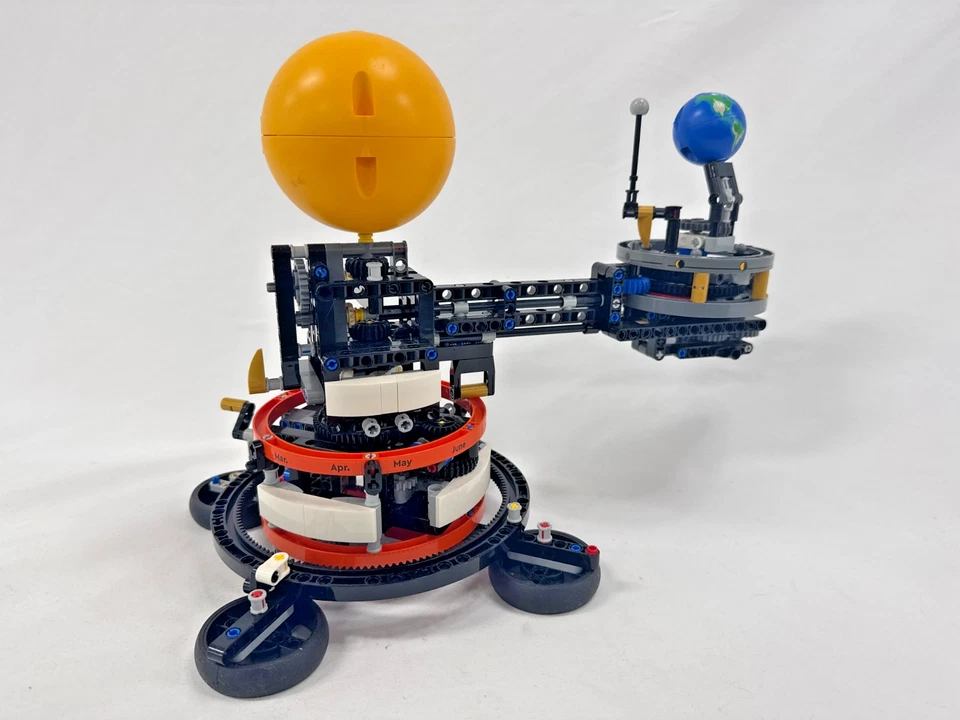 LEGO 42179 Technic Planet Earth and Moon in Orbit - Image 3 of 3