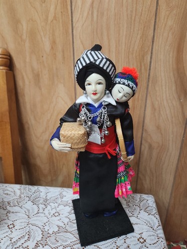 Vintage orientalische asiatische Frau in schwarzem Trachtenkleid mit Babypuppe. 11 Zoll groß süß