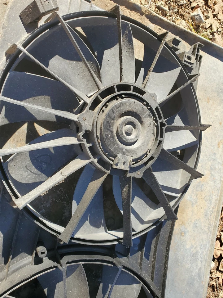 Conjunto de ventilador de motor de radiador Cadillac Deville 1999-2005 25714828 usado OEM Foto 3 de 4