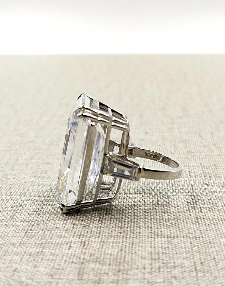 Enorme anillo transparente blanco corte esmeralda 68,65 quilates circonita cúbica tres piedras para mujer Foto 4 de 4