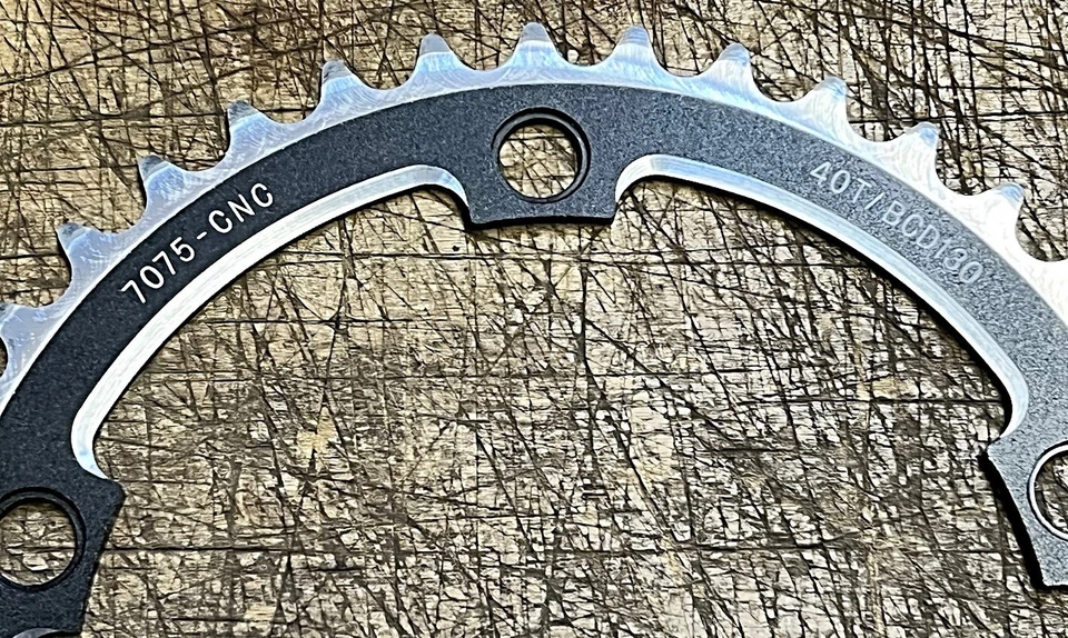 Plato NEGRO de una sola velocidad 40T / 130 BCD 5 pernos aluminio carretera / MTB - NUEVO Foto 2 de 4