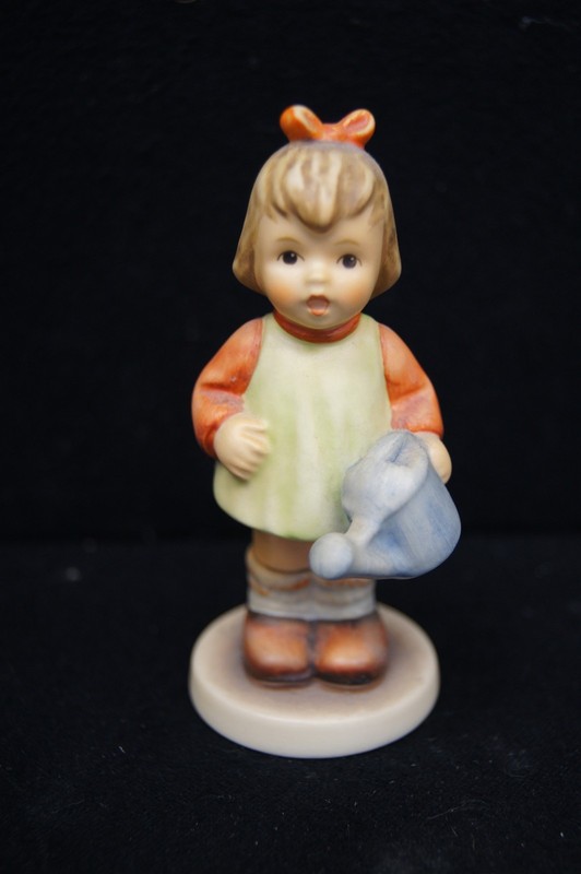 HUMMEL GOEBEL Porcelain Figurine #729 Nature's Gift 3.5" TMK-7