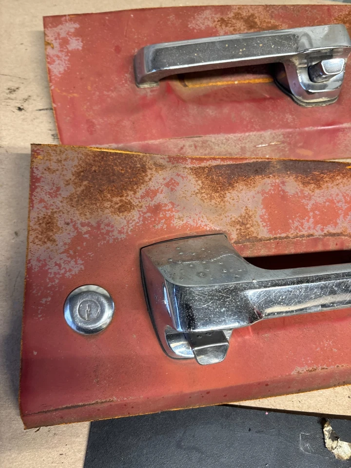 Ford Truck F600 1973 1979 derecha izquierda manijas de manija de puerta exterior con panel de montaje conjunto de pares Foto 2 de 4