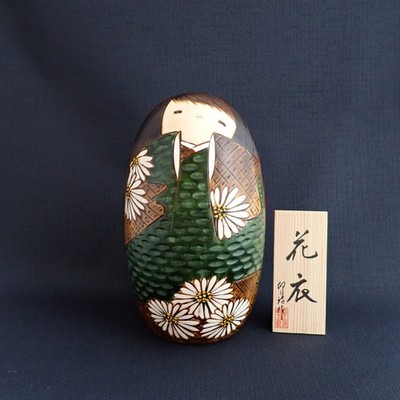 Usaburo Kokeshi Holzpuppe ''hanagoromo, green'' Wearing Folwers ca. 18 cm