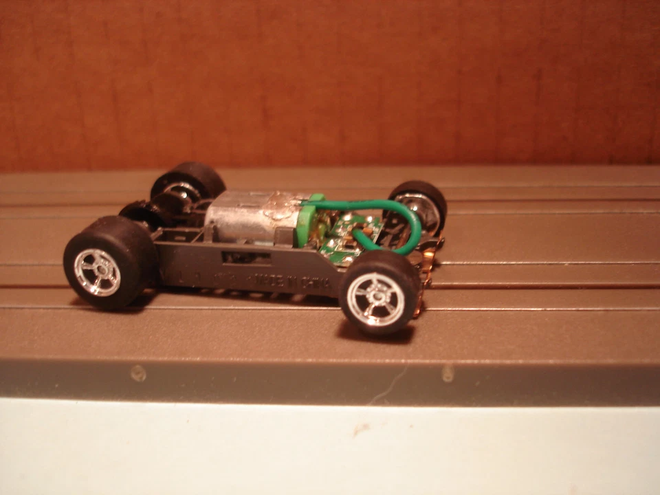 AFX RACING H.O. CHASIS ESTRECHO ESCALA MEGA G+ 1.5 CON LLANTAS CROMADAS 5 RADIOS NUEVO Foto 2 de 4