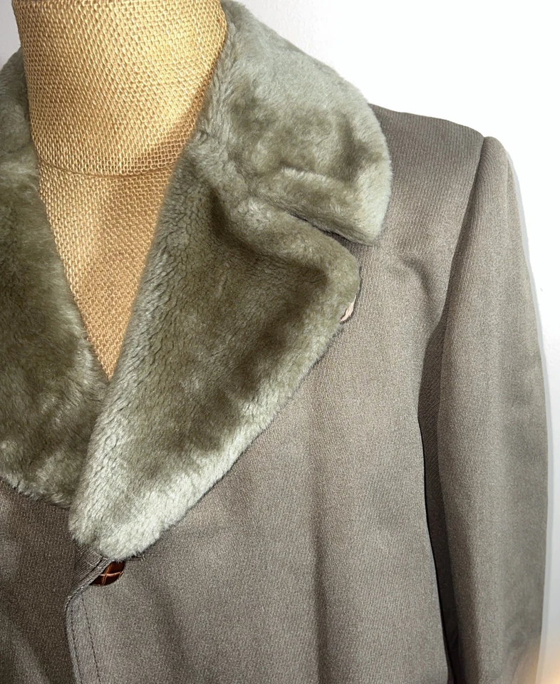 Trench coat masculino vintage London Fog forrado de pele sintética bronzeado tamanho 40 regular usado - Imagem 3 de 4