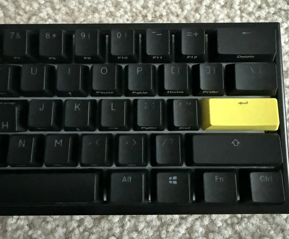 Teclado mecánico Ducky One 2 RGB TKL RGB LED doble disparo PBT rojo cereza MX Foto 4 de 4