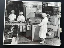 Gro&szlig; Foto, VEB Dauerbackwaren Gnom Berlin, Zwieback Packen per Maschine D/135