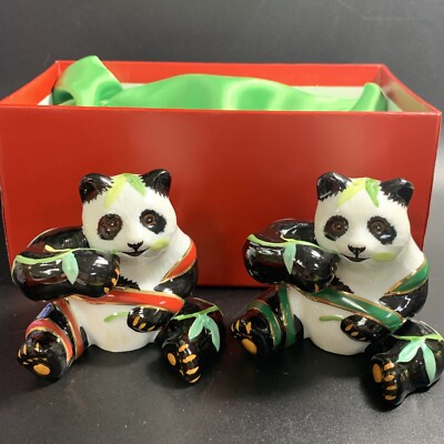 LYNN CHASE DESIGNER PANDA SALT & PEPPER SHAKER SET Eating Bamboo Pandas Wildlife