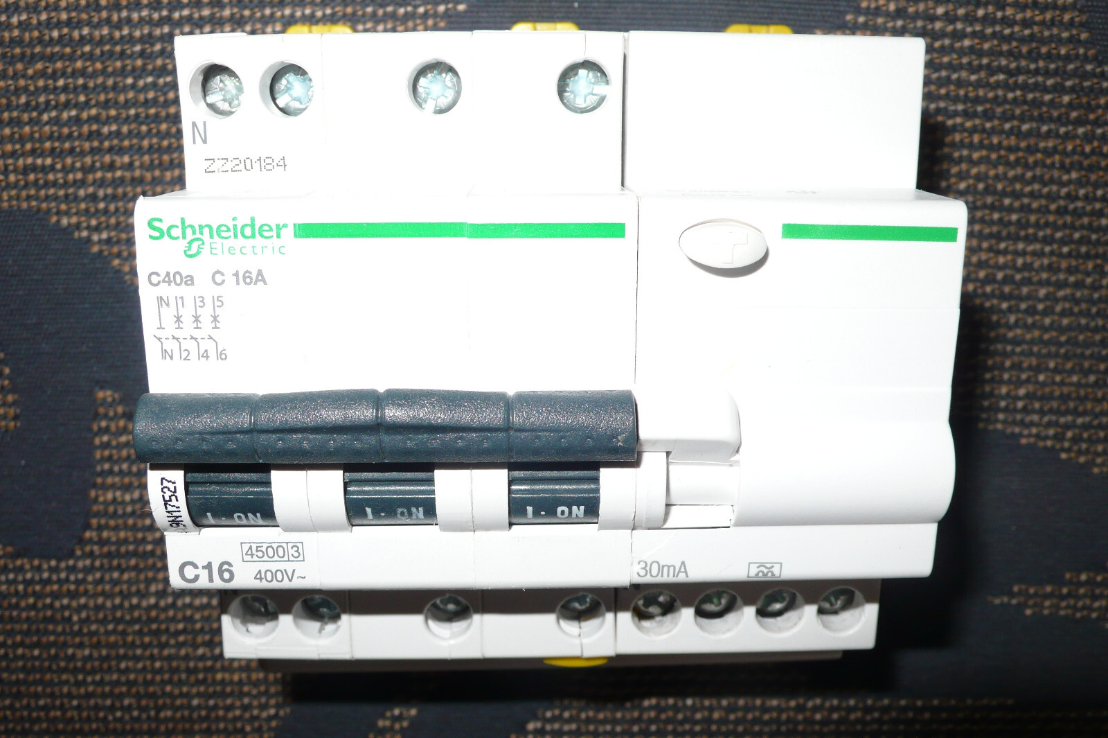 Disjoncteur différentiel tétrapolaire Schneider A9N17527 courbe C calibre 16A