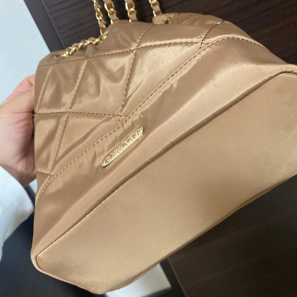 PRODUCTOS PARA EXTERIORES Mochila de Cadena Acolchada Bolso Bandolera Beige Nylon Casi Como Nuevo Foto 4 de 4