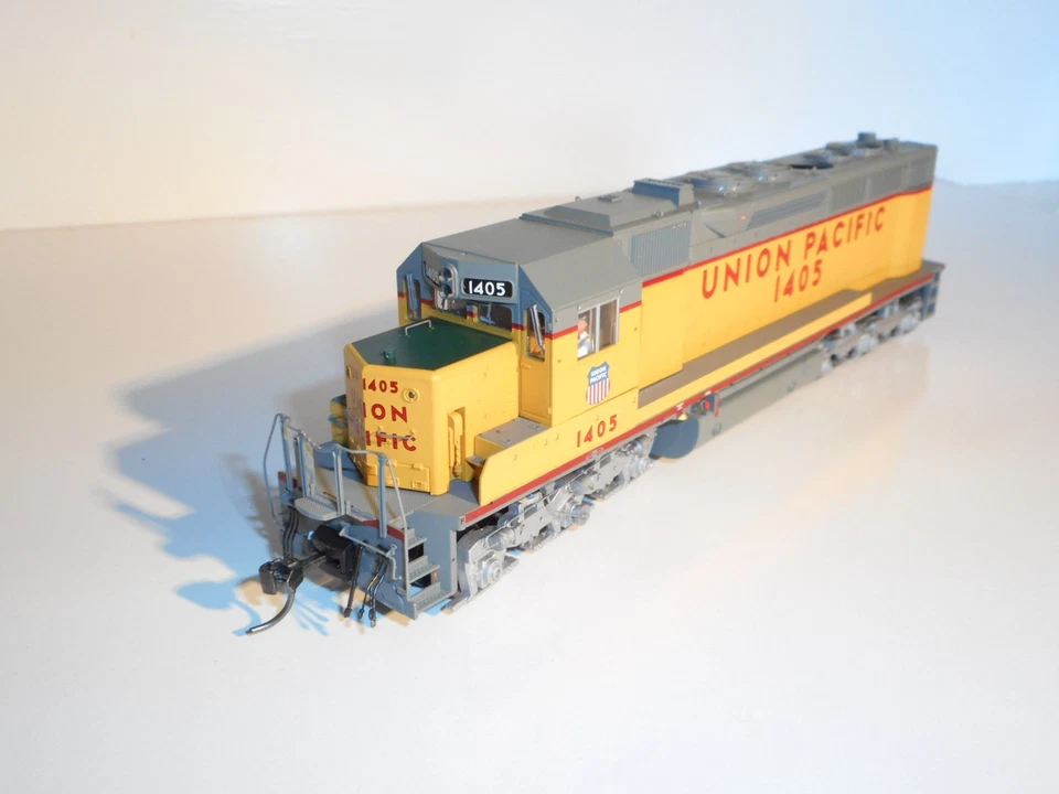 Atlas Union Pacific Diesel Loco. In good mech cond with light. 2 rail DC. HO - Image 4 of 4